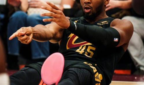 半岛·体育-榜眼单节17分带不动鲍尔15中1，米切尔24+6+8失误，骑士力克黄蜂